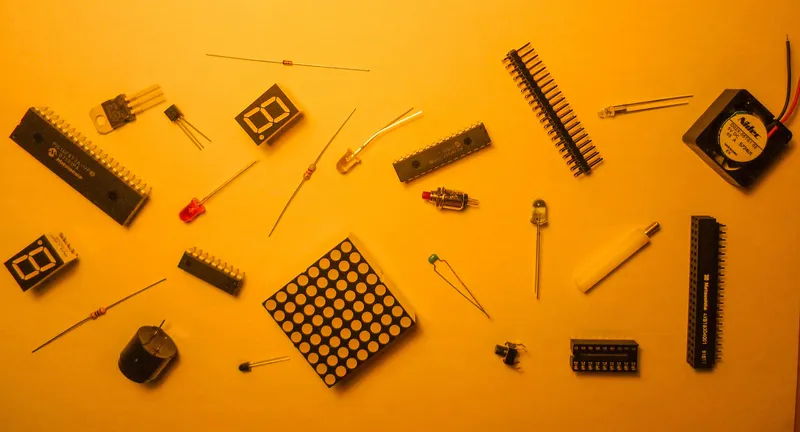 Componenti elettronici su sfondo arancione